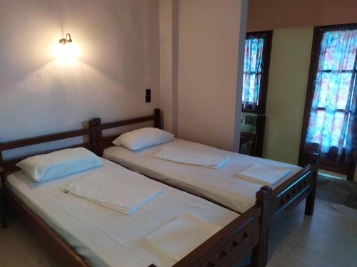 Double studio room with two single beds