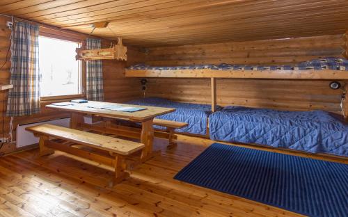 2 bedrooms, 8 beds