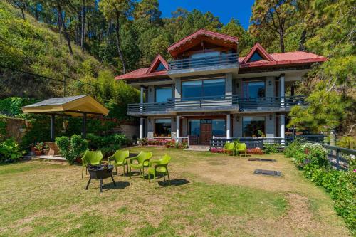 Secluded, 5 Bedroom Villa With Open Deck And Scenic Views