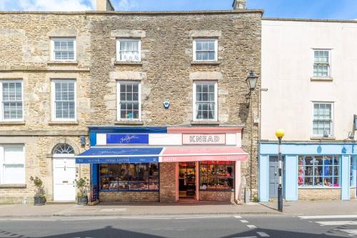 Light and Central Apartment above Knead Bakery - Tetbury