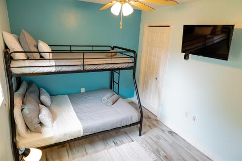 Marlin's Palm Oasis - Beach House, Amazing Pool, BBQ Area