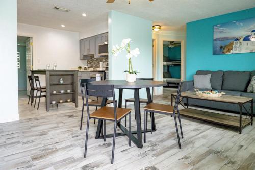 Marlin's Palm Oasis - Beach House, Amazing Pool, BBQ Area