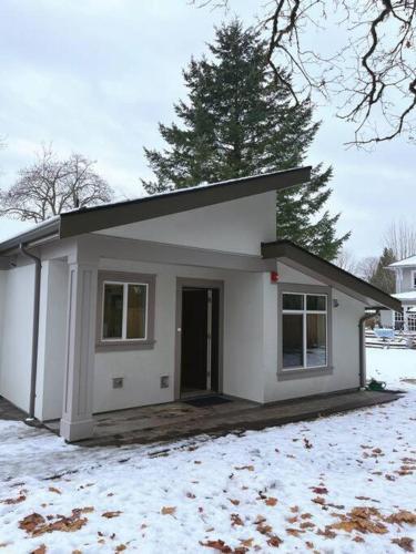 Entire Brand new 3 bed 2 bath Guesthouse in Vancouver, Canada