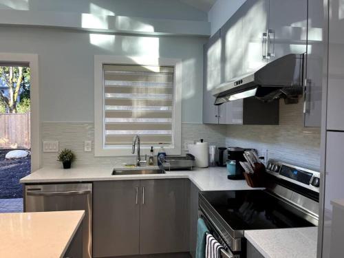 Entire Brand new 3 bed 2 bath Guesthouse in Vancouver, Canada