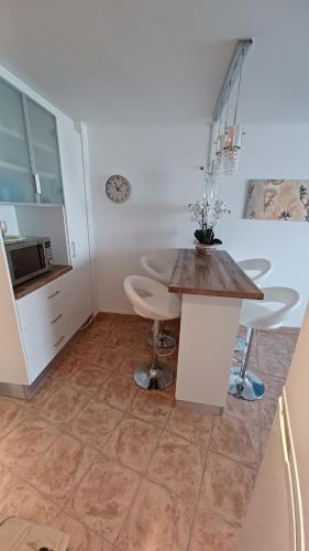 One-Bedroom Apartment image 4