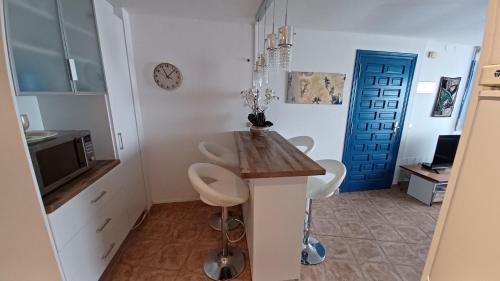 One-Bedroom Apartment image 2