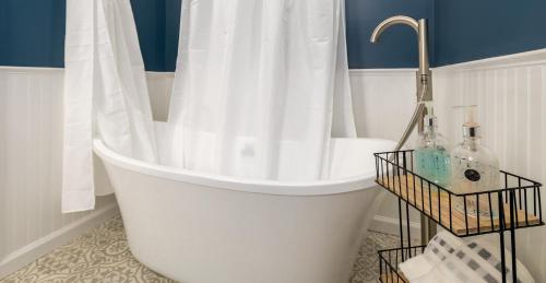 ห้องน้ำ, Relaxing 2-Master Suite Mountain Top - Fire Pit in นิวมาร์เก็ต (VA)