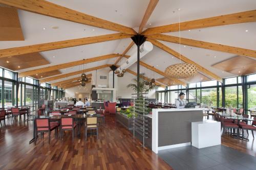 Ресторан, Novotel Rotorua Lakeside in Роторуа