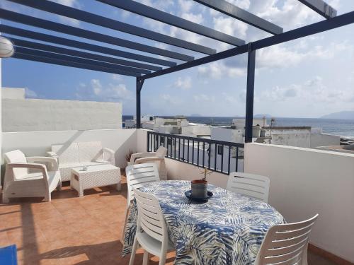 Gran terraza con muy bonitas vistas in Caleta de Caballo