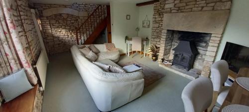 Cupcake Cottage: Quintessential Cotswold Cottage - Tap to explore photos