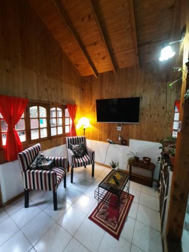 Shared lounge/TV area, Cabana Ayelen in Esquel