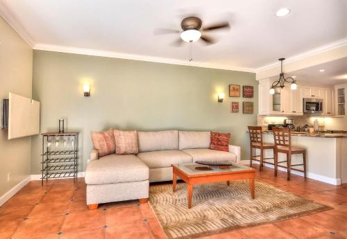 604 Gorgeous Renovated Condo, Steps to Omni Spa, Golf, Tennis, PFC & Exclusive Building Pool in Encinitas, USA