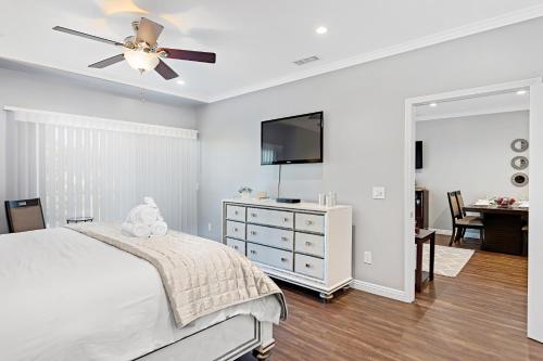 629 Walk to Restaurants Close to Golf and Spa Luxury Inside the gates in Encinitas, USA