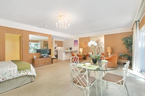 642 Classic Studio in Cortez Building - Beautiful Views of Torrey Pine and Golf Course 642 in Encinitas, USA