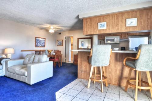 103A Steps to the Sand, Easy Access Ground Floor Unit in Oceanside, USA
