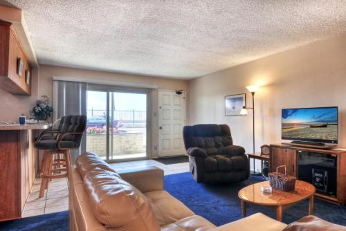 103A Steps to the Sand, Easy Access Ground Floor Unit in Oceanside, USA