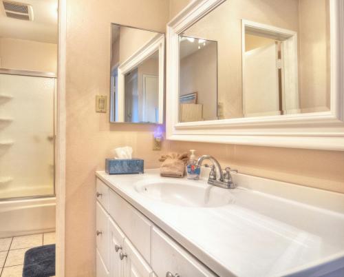 103A Steps to the Sand, Easy Access Ground Floor Unit in Oceanside, USA