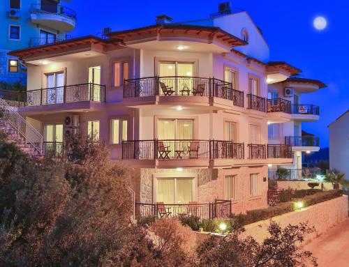  Merkezde, konforlu, 2 odalı apart daire in Kaş