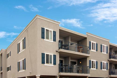 201A Beach View, 30 Steps to the sand or pool, Corner condo with extra windows and views, Oceanside (zdjęcie 5)