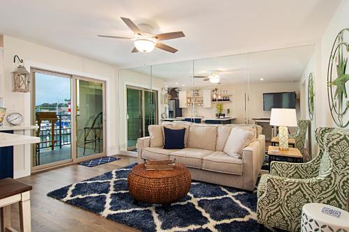 203B Best Couples Getaway! Stroll the Harbor streets, Enjoy Shopping & Restaurants in Oceanside, USA