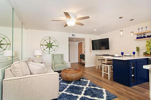 203B Best Couples Getaway! Stroll the Harbor streets, Enjoy Shopping & Restaurants in Oceanside, USA