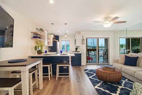 203B Best Couples Getaway! Stroll the Harbor streets, Enjoy Shopping & Restaurants in Oceanside, USA