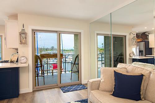 203B Best Couples Getaway! Stroll the Harbor streets, Enjoy Shopping & Restaurants in Oceanside, USA