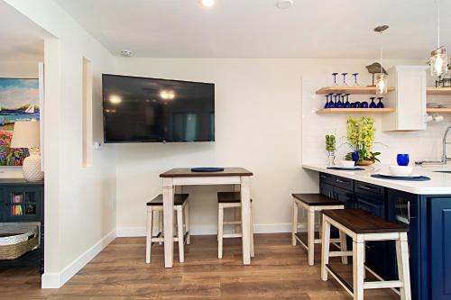 203B Best Couples Getaway! Stroll the Harbor streets, Enjoy Shopping & Restaurants in Oceanside, USA