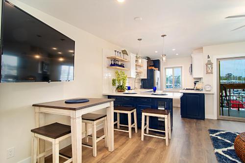 203B Best Couples Getaway! Stroll the Harbor streets, Enjoy Shopping & Restaurants in Oceanside, USA