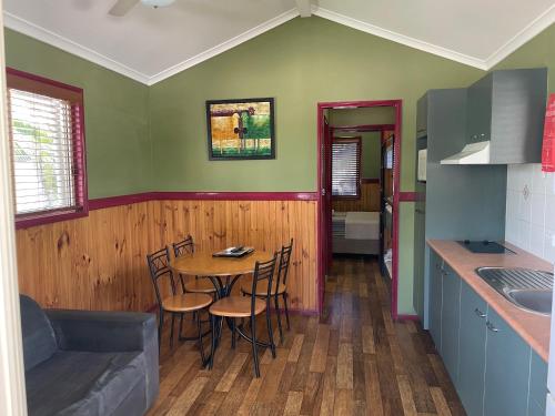 Aussie Outback Oasis Holiday Park in ชาเตอรส์ทาวเวอรส์