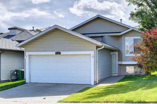 AMAZING 5BEDROOM, 3BATHS, AC, QUIET RD, CLOSE TO LRT