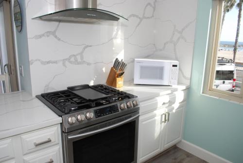 207A Fresh, Renovated and Steps from the Beach in Oceanside, USA