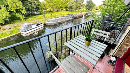 Amazing Location - City of London- 2 Bedroom Stunning Canal View House With Private Garden,Parking & Balcony