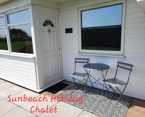 Sunbeach Holiday Chalet, California, Norfolk - Sleeps up to 5 people, Bedding & Towels Included, Club House & Pool Included