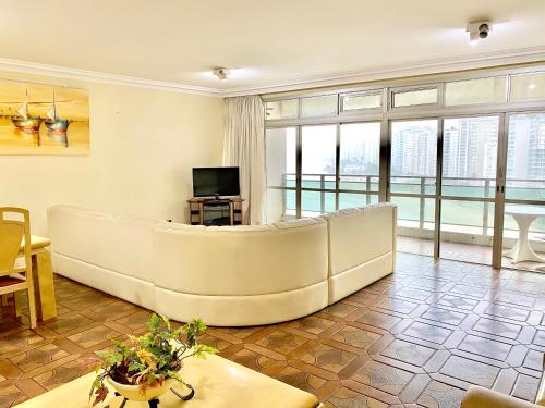 Shared lounge/TV area, Pe na Areia Pitangueiras in Morro do Maluf