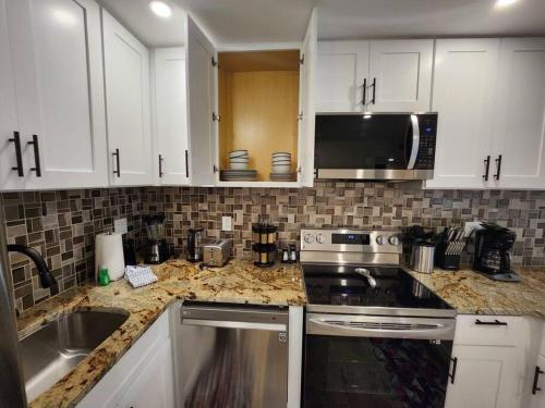 Classy & comfortable condo! in 希爾頓黑德島水濱