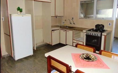 Kitchen, Pe na Areia Pitangueiras in Morro do Maluf