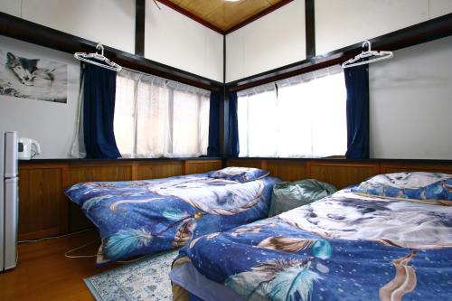 2 twin beds