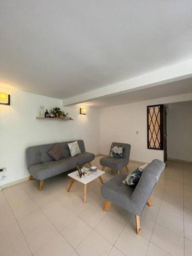 Amplia casa con piscina y parqueadero privado