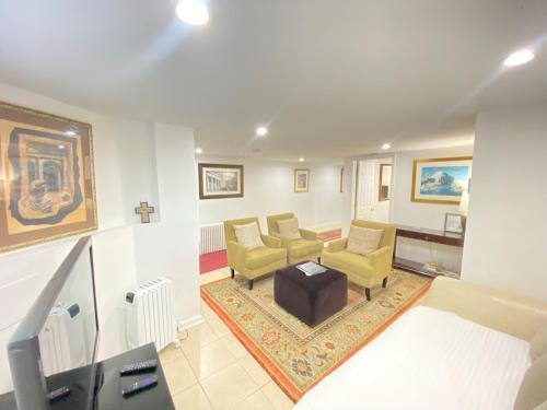 Renovated English Basement 2bdrm Home near METRO in Washington, USA