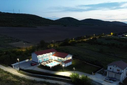 ทัศนียภาพภายนอกโรงแรม, Vila Mavis-cazare cu piscina incalzita 1 mai-30 sept in มาห์มูเดีย