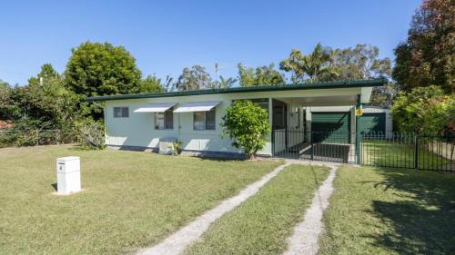 Lowset, pet friendly cottage - Sunset Ave, Bongaree