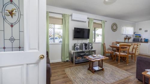 Lowset, pet friendly cottage - Sunset Ave, Bongaree, Bellara (photo 2)