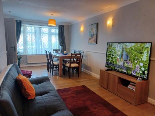 Melo House Grove-Huku Kwetu Spacious - Luton & Dunstable -4 Bedroom-L&D Hospital - Suitable & Affordable Group Accommodation - Business Travellers - Houghton Regis