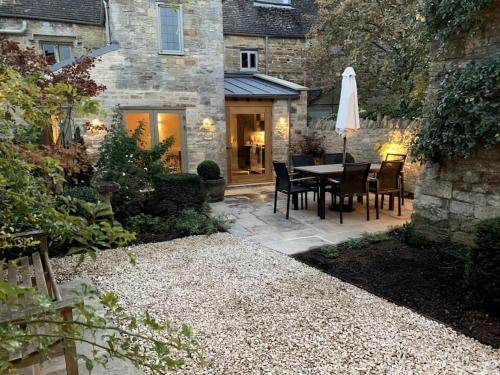 Beautiful grade 2 listed cotswold Stone Cottage in Bledington