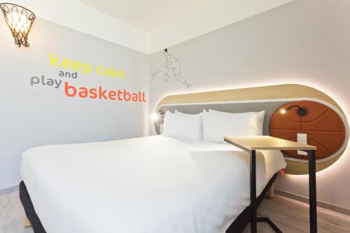 Room with Queen Bed and Sofa Bed image 1