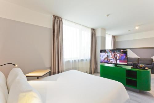Room with Queen Bed and Sofa Bed image 2