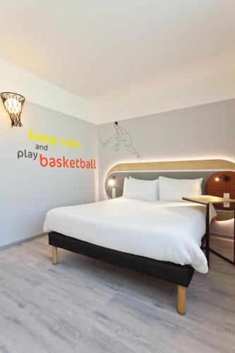 Room with Queen Bed and Sofa Bed image 3
