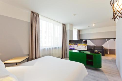 Room with Queen Bed and Sofa Bed image 5