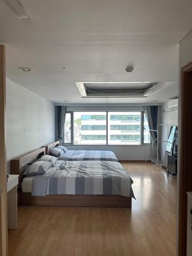 Hongdae Guesthouse 1min from Hongik Uni station Exit #1